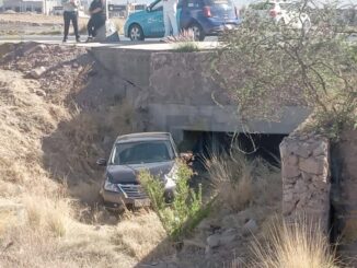 Conductora pierde el control y cae con su vehículo a un arroyo en la avenida Los Nogales