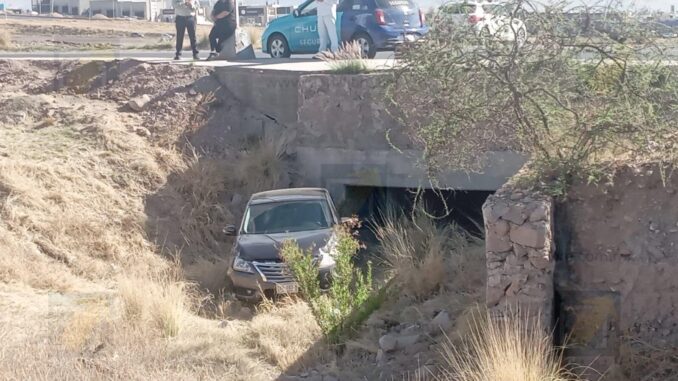 Conductora pierde el control y cae con su vehículo a un arroyo en la avenida Los Nogales