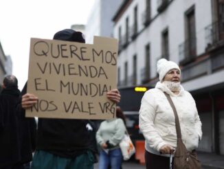 Manifestantes irrumpen en Congreso de la CDMX en protesta por vivienda