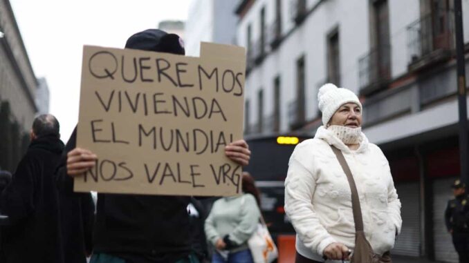 Manifestantes irrumpen en Congreso de la CDMX en protesta por vivienda