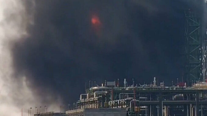 Controlado el incendio en bodega de refinería de Dos Bocas