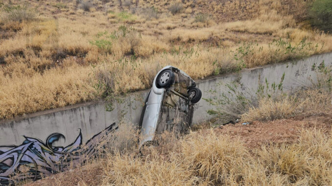 Otro más … Pierde el control y termina en arroyo sobre la carretera Chihuahua–Aldama