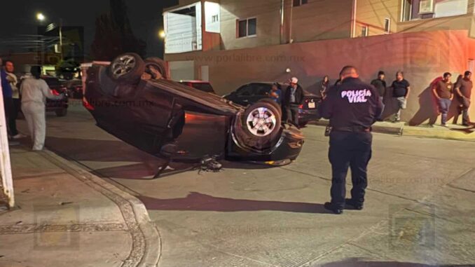 Conductor ignora señal de alto y provoca volcadura 