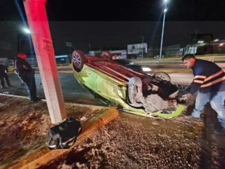  Ebrio vuelca tras impactar contra base de concreto en la Tecnológico