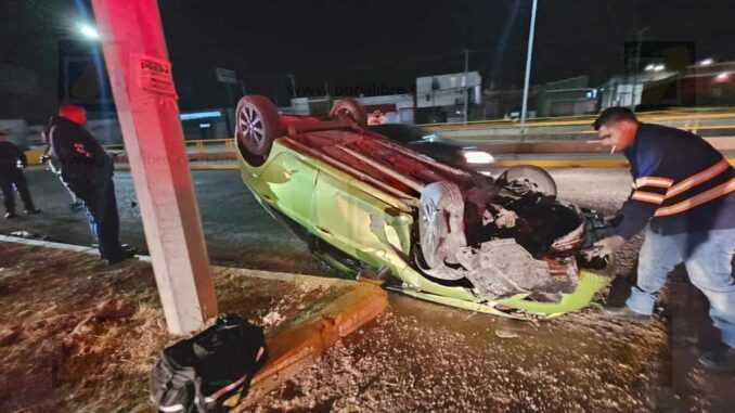  Ebrio vuelca tras impactar contra base de concreto en la Tecnológico