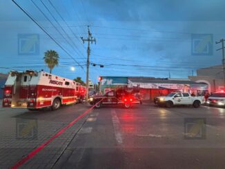 Hombre es rescatado tras quedar atrapado en alcantarilla en el Centro de la ciudad
