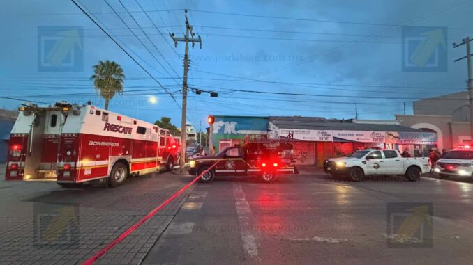 Hombre es rescatado tras quedar atrapado en alcantarilla en el Centro de la ciudad