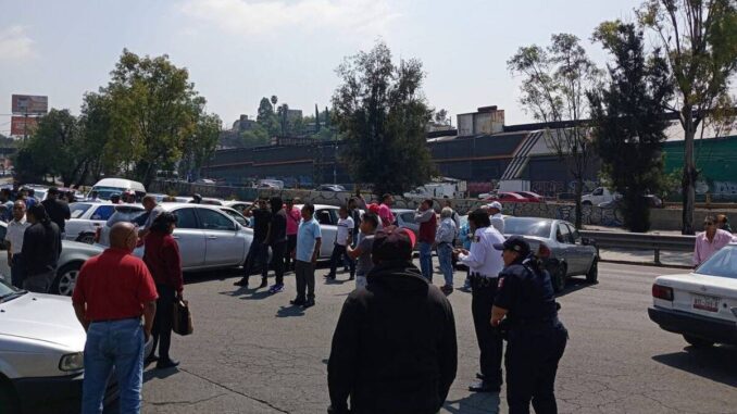 Taxistas bloquean la México-Pachuca; denuncian extorsión y asesinatos