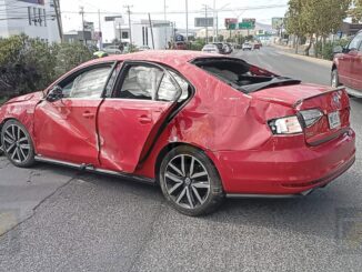 Segundo choque volcadura en el Ortiz Mena; conductor lesionado