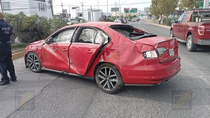Segundo choque volcadura en el Ortiz Mena; conductor lesionado