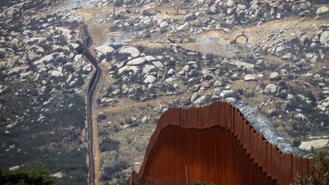 Ampliación del muro fronterizo ‘desbaratan’ cerro de pueblo indígena de Baja California