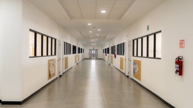 Marco Bonilla recorre nuevo Colegio Sol de Oriente; ofrecen educación e instalaciones de primer nivel