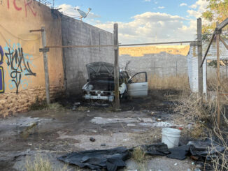 Incendio consume vehículo en terreno cercado en José María Iglesias