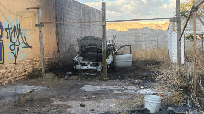 Incendio consume vehículo en terreno cercado en José María Iglesias