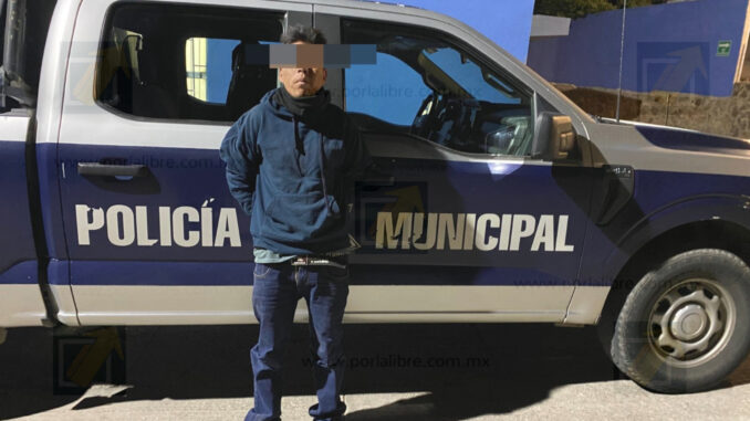 Vecinos retienen a intruso armado y policía lo detiene en la colonia Lázaro Cárdenas