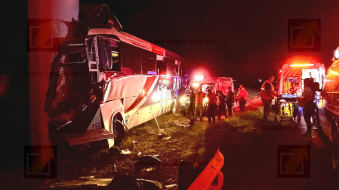Choque de autobús con pacientes del IMSS deja cuatro muertos en carretera Delicias