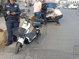 Choque entre camioneta y motoneta deja a hombre herido en Ortiz Mena