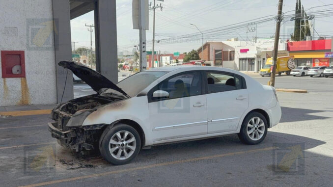 Vehículo se incendia en avenida Mirador