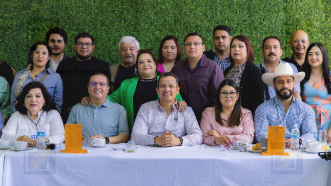 Reciben parralenses a Marco Bonilla; festejan Día de las Madres e inauguran torneo de tochito