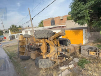 Vuelca retroexcavadora durante maniobra de carga en la colonia San Rafael