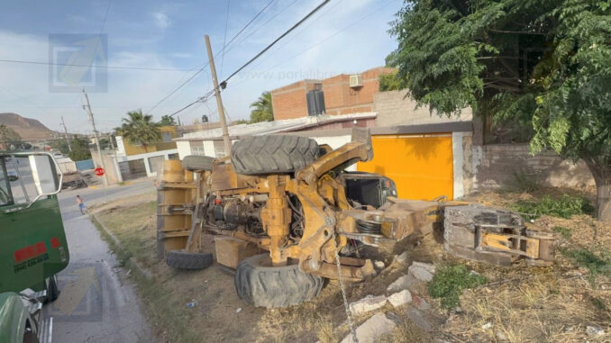 Vuelca retroexcavadora durante maniobra de carga en la colonia San Rafael