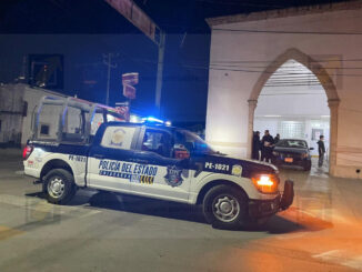 Escoltan a mujer para recibir atención médica urgente