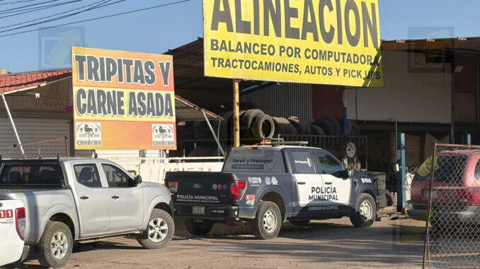 Incendio consume taller; 2 vehículos yonke calcinados