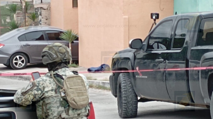 Localizan a hombre sin vida en banqueta de la colonia Cerro de la Cruz