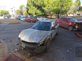 Abuelito provoca fuerte choque al ignorar semáforo en rojo en avenida Francisco Villa