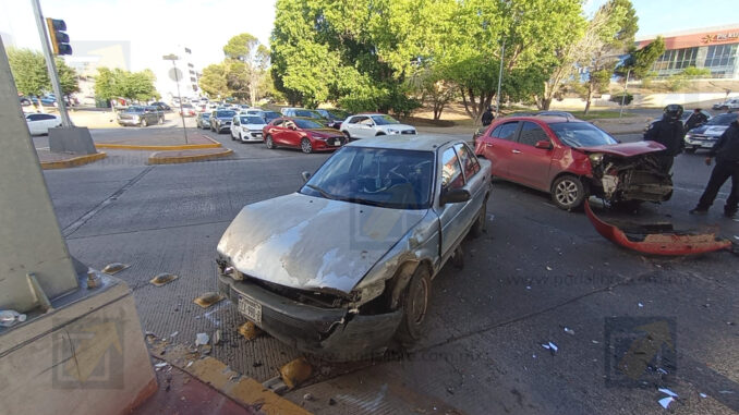 Abuelito provoca fuerte choque al ignorar semáforo en rojo en avenida Francisco Villa