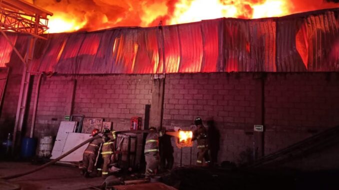 Sofocan fuerte incendio en fábrica de Ecatepec, Edomex; fueron evacuadas 100 personas