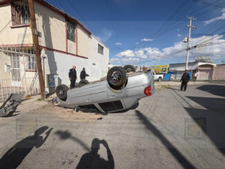 Otro abuelito vuelca su vehículo, impactó contra poste