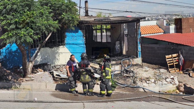 Reportan incendio recurrente en vivienda abandonada del Cerro de la Cruz; van 6
