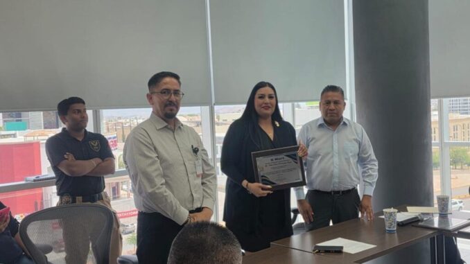 Entrega SMART reconocimiento a Coordinadora de Unidad de Investigación de Robos