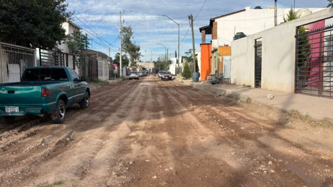 Inician pavimentación de 2 calles; una en colonia Minerales y otra en fraccionamiento Chihuahua