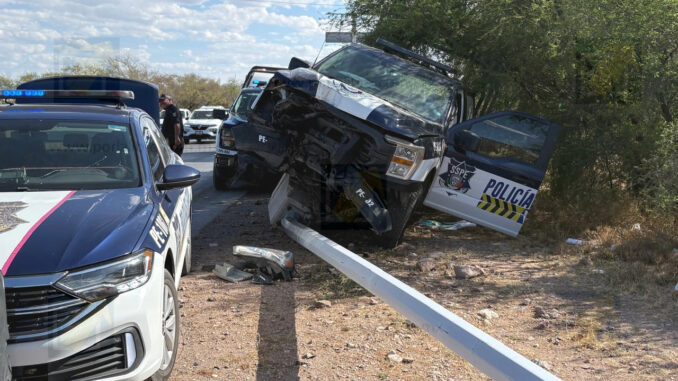 Patrulla se estrella contra poste y queda al borde de volcar en la Chihuahua–Aldama