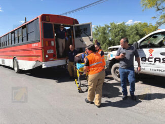 Choque entre camión de transporte de personal y camioneta deja lesionados en cruce de Juan Pablo II y Equus