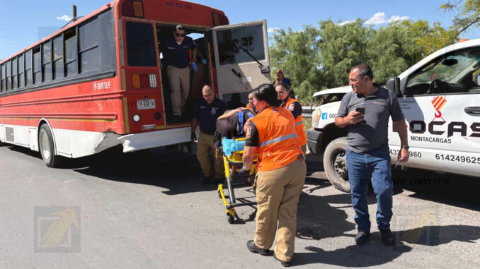 Choque entre camión de transporte de personal y camioneta deja lesionados en cruce de Juan Pablo II y Equus