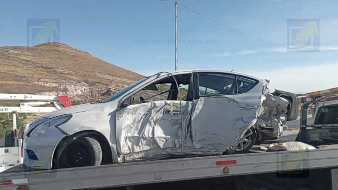 Vuelca a exceso de velocidad en periférico R. Almada; dos heridos