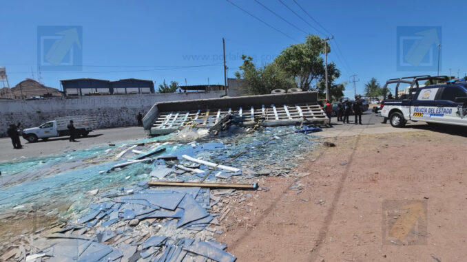 Falla mecánica provoca accidente en el Lombardo Toledano; vidrios y espejos destrozados