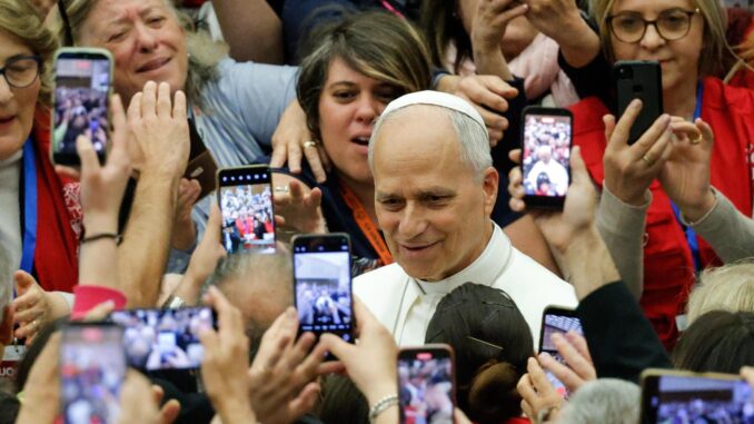 León XIV pide formar el pensamiento crítico de los jóvenes ante el «asedio» de estímulos