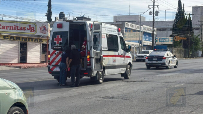Repartidor de plataforma resulta lesionado en choque
