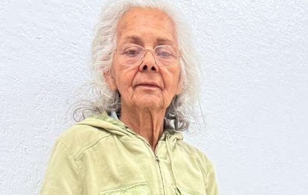 Piden apoyo para encontrar a la familia de mujer extraviada