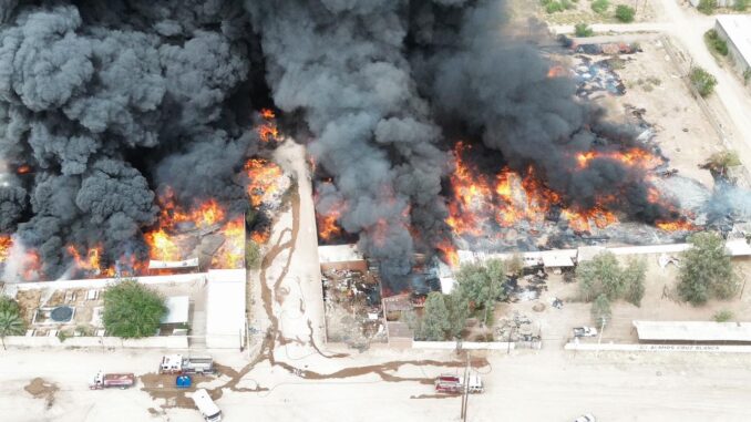 Atienden bomberos incendio en recicladora de la Primero de Mayo; no hay personas lesionadas