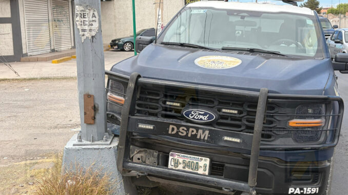 Patrulla municipal choca contra poste en Chihuahua 2000 y bloquea carril