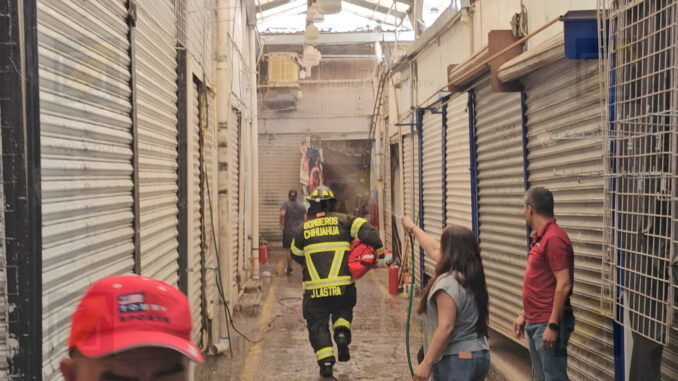 Se quema local de ropa en El Pasito