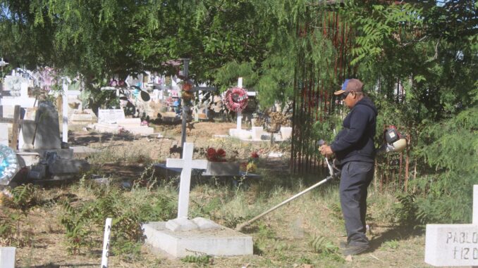 Preparan panteones municipales para el Día de las Madres; realizan labores de limpieza