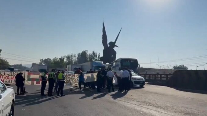 Bloqueo sobre la México-Pachuca ocasiona fila kilométrica de autos varados
