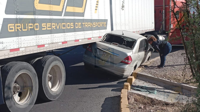 Choque en trébol de la Homero deja congestionamiento y daños materiales
