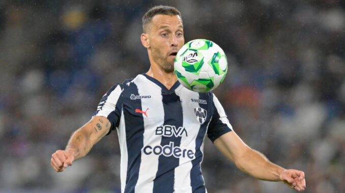 Rayados confirma salida del español Sergio Canales